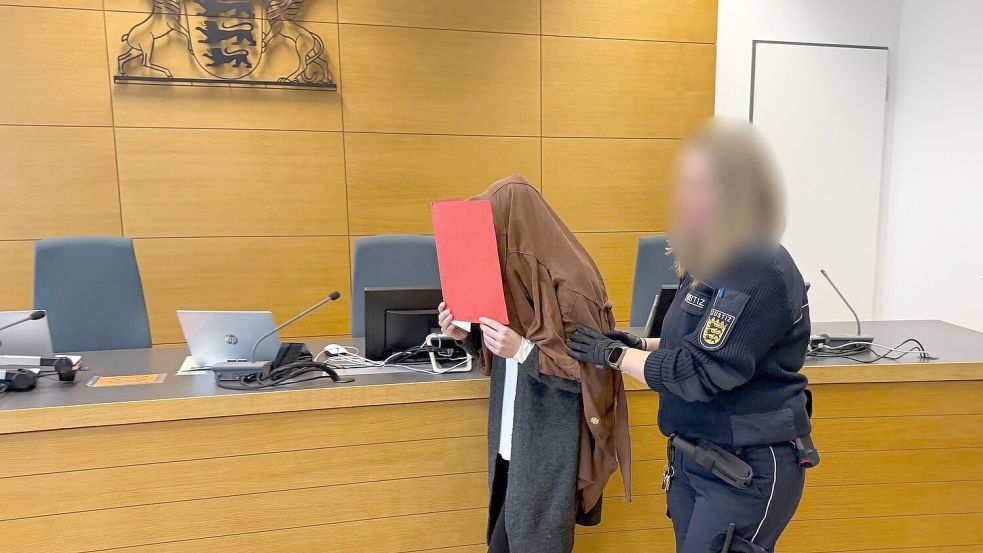 Eine Frau hat sich jahrelang als Lehrerin in Heidelberg und Homburg ausgegeben. Jetzt wurde sie in Heidelberg verurteilt. (Archivbild) Foto: Stefanie Järkel-Bahat/dpa