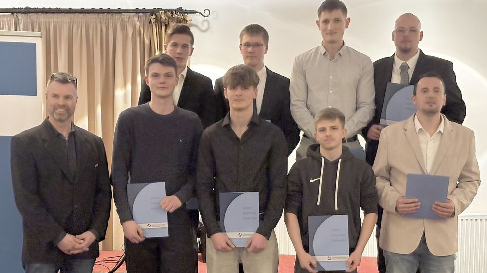 Die frisch gebackenen Sanitär-, Heizung- und Klimatechniker der Innung Emden wurden von Obermeister Michael Buitenduif (links) beglückwünscht. Foto: Kreishandwerkerschaft Aurich