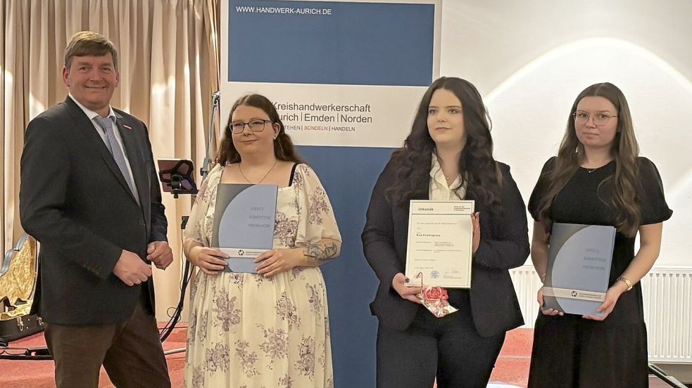 Als Vertreter der neu gebildeten Lebensmittel-Innung überreichte Obermeister Jörg Tapper (von links) die Zeugnisse an Konditorin Katharina Schüttig sowie die Fachverkäuferinnen Kira Frielinghaus und Natalie Pavliv. Foto: Kreishandwerkerschaft Aurich
