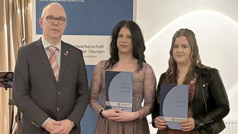 Lehrlingswart Wolfgang Post (von links) gratulierte Alyssa Rösing und Laura Müller zum Bestehen im Maler- und Lackiererhandwerk. Foto: Kreishandwerkerschaft Aurich