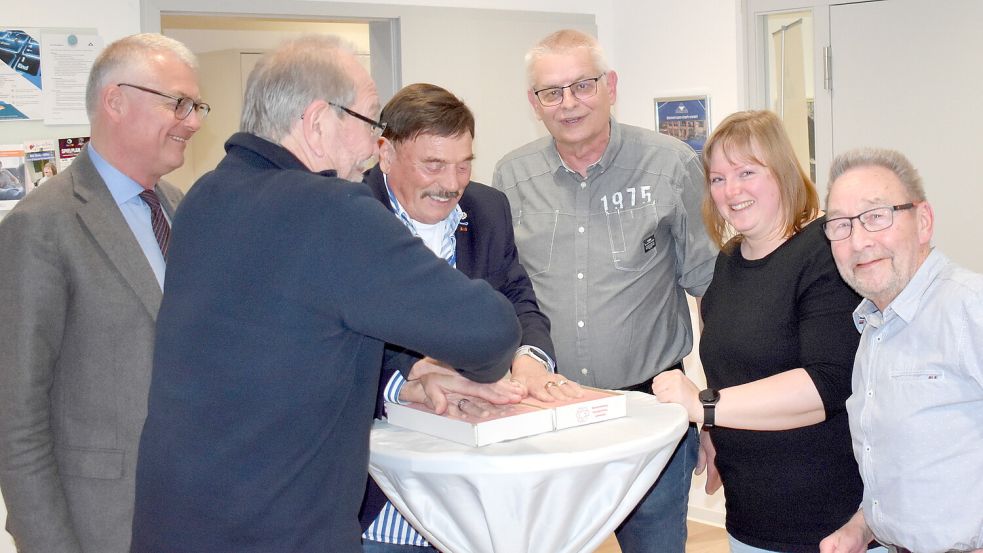 Zum Abschied musste Gerd Thellmann (3. von links) selbst seine Handabdrücke abgeben. Dabei assistierten ihm seine Vorstandskollegen (von links) Hans-Ludwig Janssen, Martin Steinbrecher, Frank Fastenau, Petra Feldmann und Wolfgang Malzahn. Foto: privat