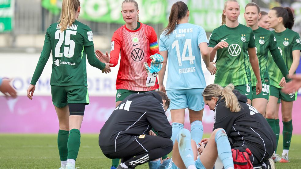 Janina Minge (VfL) ungewohnt im Torwart-Trikot: Deshalb musste die Kapitänin für Torhüterin Stina Johannes (VfL) einspringen. Foto: IMAGO/HMB Media Madeleine Fantini