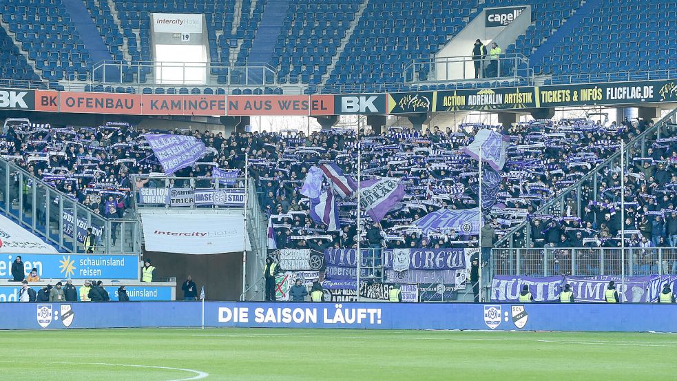 Die Osnabrücker Fans beim MSV Duisburg während der Partie am 28.01.2023 in der Schauinsland-Reisen-Arena in Duisburg. Damals war der Gästebereich noch größer - nun fällt der Block rechts im Bild weg. Foto: imago/osnapix