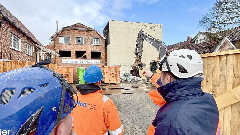 Der Abriss des Gebäudekomplexes startet auf der Rückseite. Dort ist noch das Schild des ehemaligen Möbelhauses zu sehen. Dieses ist umgezogen. Foto: Klaus Ortgies