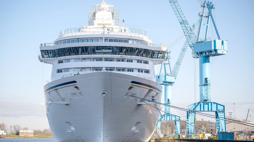 Mit diesem Kreuzfahrtriesen konnte der Emder Hafen schon einmal üben: die "Asuka III" von der Meyer Werft. Foto: Sina Schuldt/dpa/Archiv