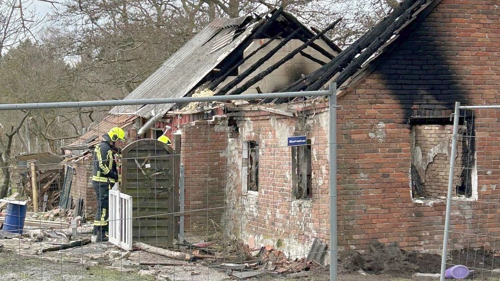 In der Ruine der ausgebrannten Moorkate in Leezdorf flackerten Glutnester wieder auf. Foto: Feuerwehr, Justin Herzig