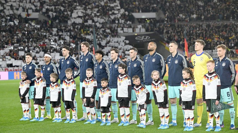 Die Fußball-Nationalmannschaft steht vor dem Spiel gegen Ghana auf dem Platz. Foto: Federico Gambarini/dpa