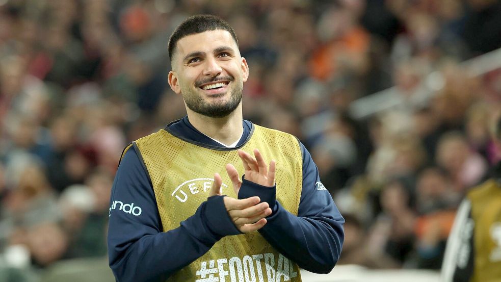 Der Stuttgarter Lokalheld Deniz Undav freut sich über die Rufe der Fans. Foto: Christian Charisius/dpa