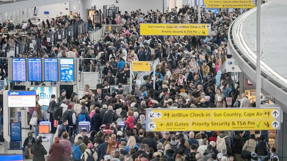 Flugreisende standen an manchen US-Airports stundenlang vor den Sicherheitskontrollen. (Archivbild) Foto: Yuki Iwamura/AP/dpa