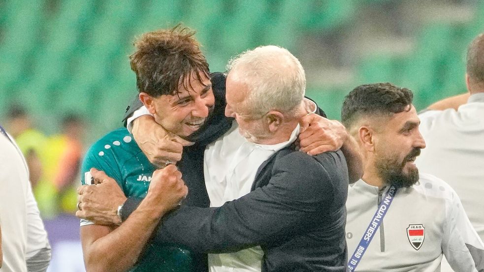 Trainer Graham Arnold (M) freut sich mit seinem Spieler Mohanad Ali. (Archivbild) Foto: Hadi Mizban/AP/dpa