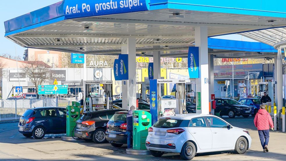 Polens Parlament hat eine Gesetzesänderung beschlossen, wonach Benzin und Diesel künftig geringer besteuert werden. (Archivbild) Foto: Patrick Pleul