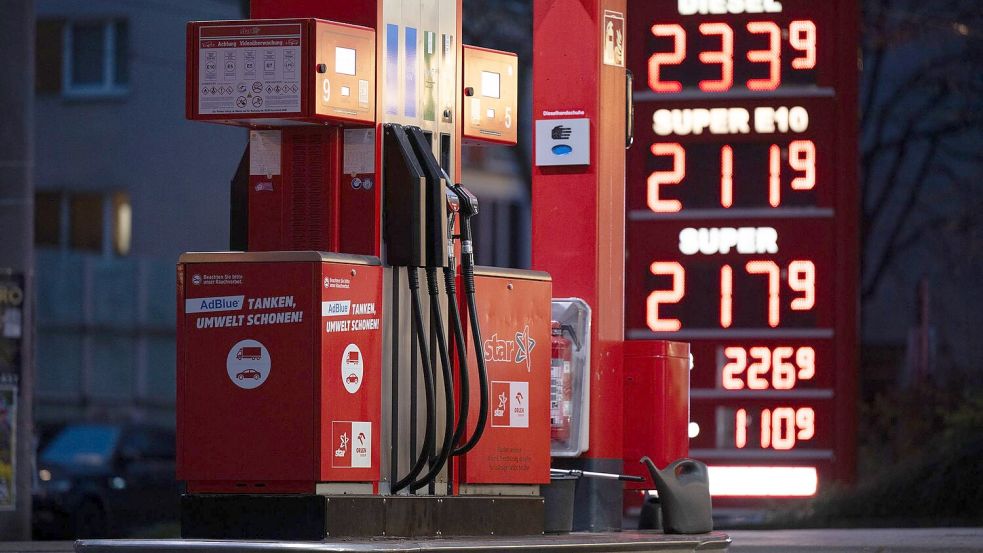 Tankstelle: Ab Mittwoch nur noch eine Erhöhung täglich erlaubt. Foto: Sebastian Kahnert