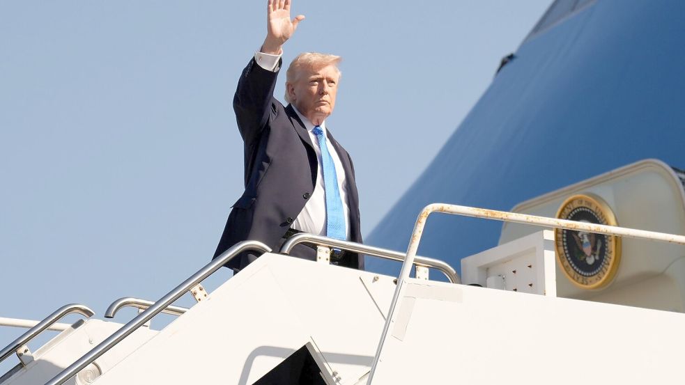 Trump nutzt den Flughafen regelmäßig für Flüge zu seinem Anwesen Mar-a-Lago. (Archivbild) Foto: Mark Schiefelbein/AP/dpa