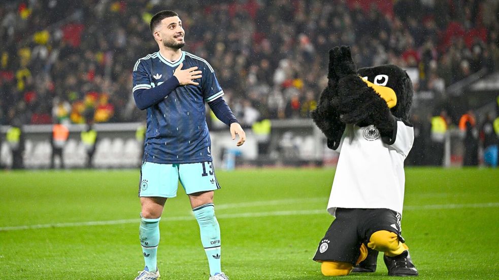 Der Matchwinner: Deniz Undav jubelt nach dem Spiel neben dem DFB-Maskottchen. Foto: Tom Weller/dpa