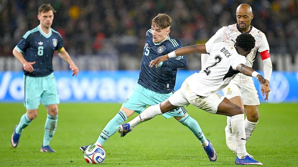 Lennart Karl (M) versuchte viel und beeindruckte den Bundestrainer. Foto: Tom Weller/dpa