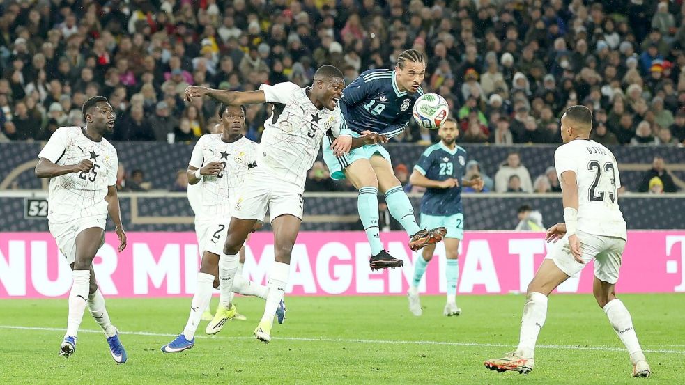 Erst ausgepfiffen, dann Vorlagengeber mit dem Kopf beim Siegtor: Leroy Sané. Foto: Christian Charisius/dpa