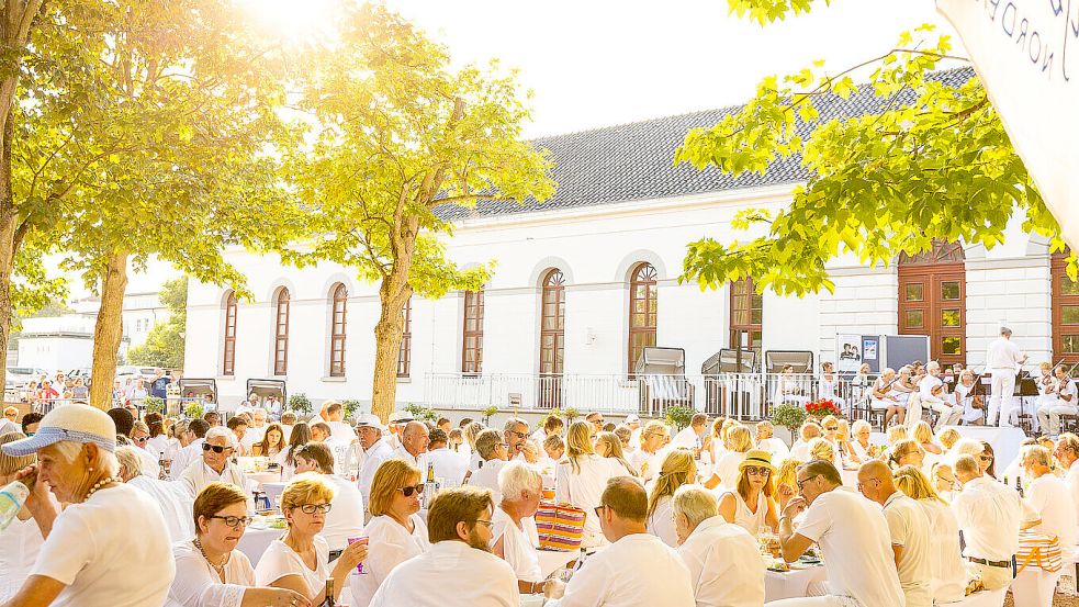 Sommer, Musik und ganz in Weiß: Bei den White Nights Norderney wird im Kurgarten von Norderney wieder gemeinsam gepicknickt. Foto: Janis Meyer
