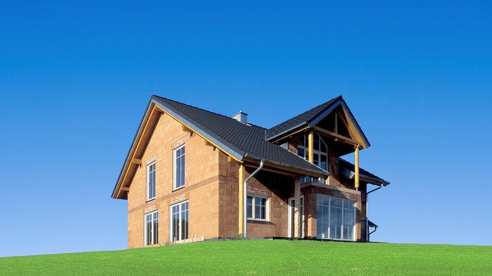 Das wär’s doch! Rohbau eines Einfamilienhauses auf der grünen Wiese. Foto: imageBROKER
