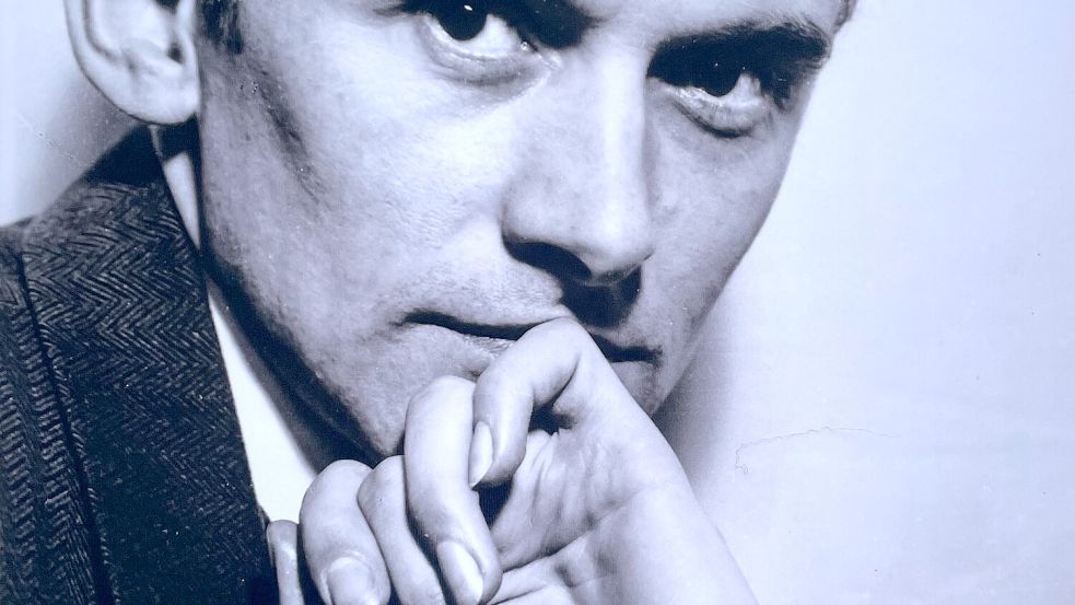 Der Porträtfotografie Hugo Erfurth, der auch Kulturgrößen seiner Zeit wie den Dichter Gerhart Hauptmann und den Malerstar Oskar Kokoschka ablichtet, setzt 1932 Friedrich Vordemberge-Gildewart als hintergründigen Nachdenker in Szene. Foto: Museum Wiesbaden/Archiv Vordemberge-Gildewart