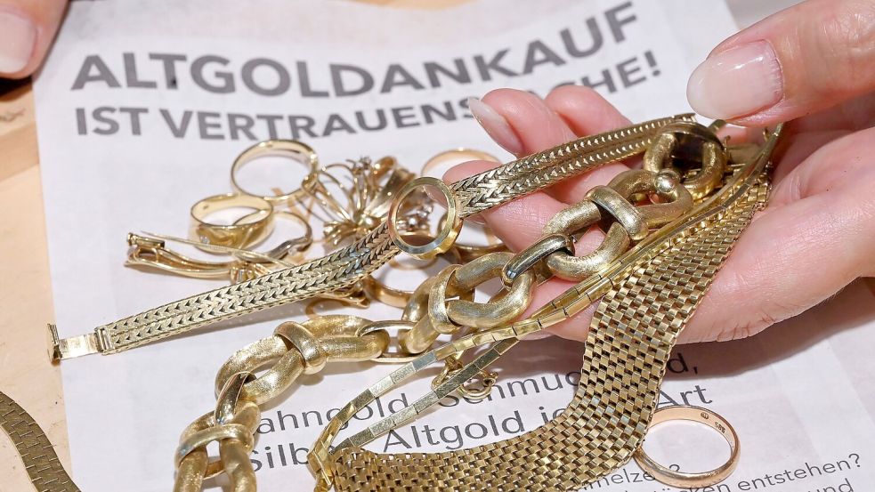 Angesichts steigender Preise verkaufen viele Menschen Altgold. (Archivbild) Foto: Uli Deck