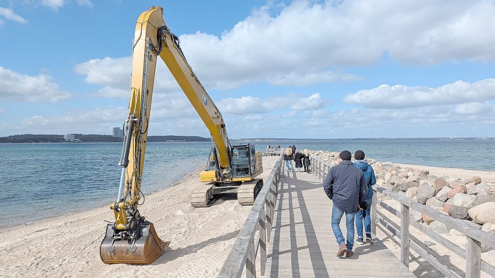 Eine Woche lang war die kleine Seebrücke in Niendorf an der Ostsee fest in der Hand von Wildtierexperten, Tierschützern, Polizisten und Presseteams. Mittlerweile flanieren hier wieder Spaziergänger entlang. Ein Bagger ist immer noch da. Foto: Hans-Jörg Meckes