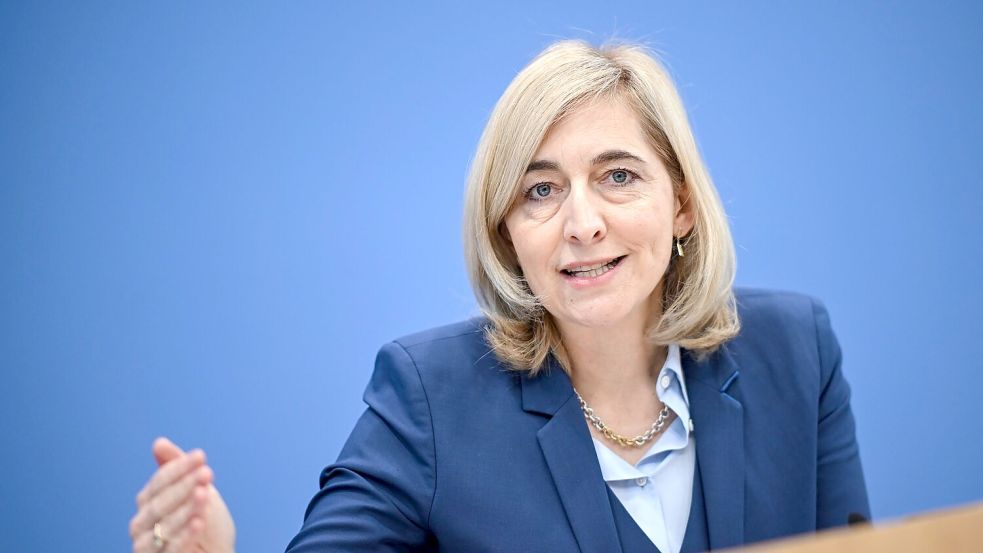 Ministerin Warken will bei Einsparungen „alle Bereiche mit ins Boot“ holen. Foto: Britta Pedersen/dpa