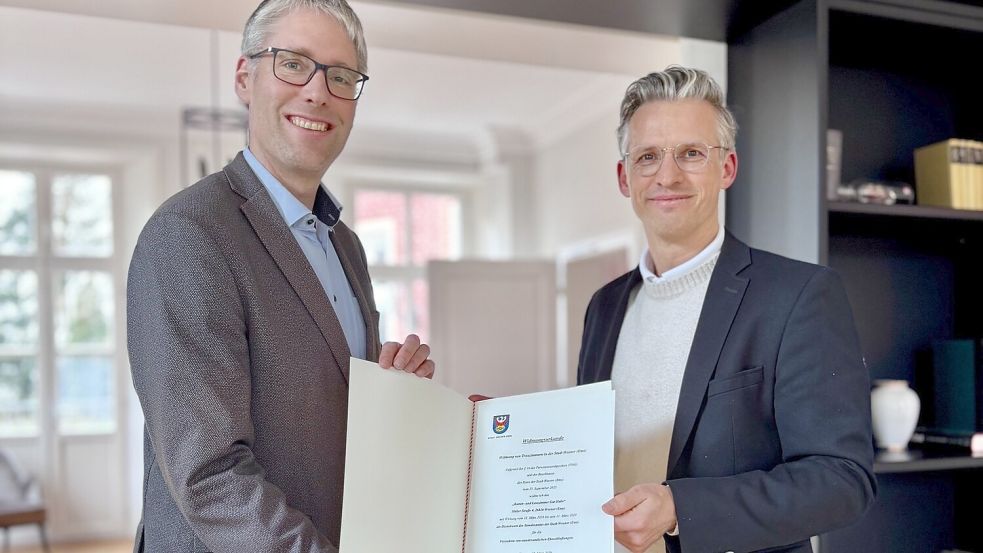 Freuten sich über die Widmung des Trauzimmers auf Gut Halte für die kommenden drei Jahre: Bürgermeister Heiko Abbas (links) und der Betreiber des Guts, Enno Garen. Foto: Stadt Weener