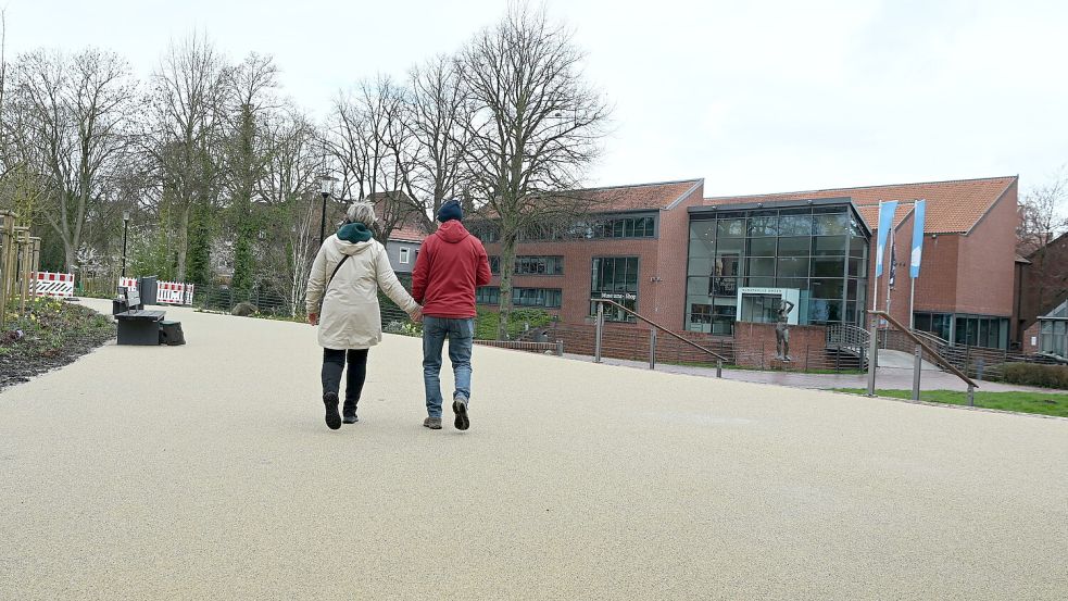 Die Kunstpromenade in Emden wurde 2024 gebaut, musste jedoch öfter nachgebessert werden. Bis zum 2. April 2026 soll jetzt alles fertig sein. Fotos: Heinz Wagenaar