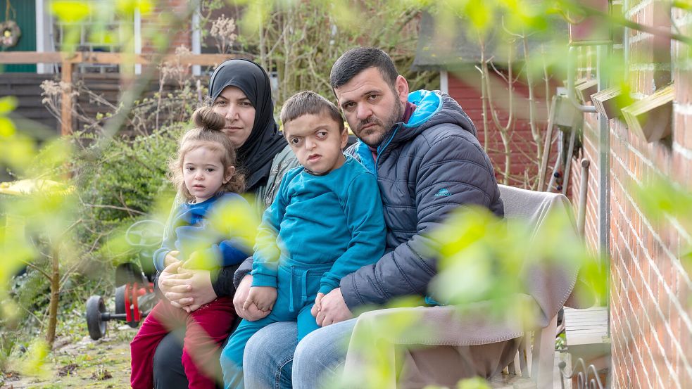 Razan (links), Fatma, Mohammed und Ibrahim Abdallah sorgen sich sehr um die jüngeren Brüder Rasim und Rabih in Gaza. Foto: Klaus Ortgies