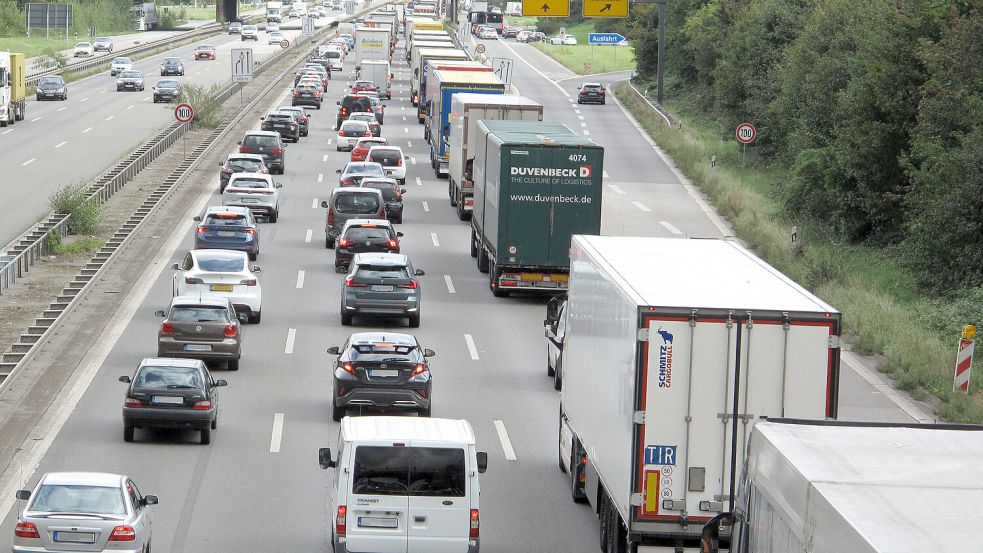 Seit September 2024 kontrolliert die deutsche Polizei wieder an den Grenzen. Dadurch staut sich auch der Verkehr. Foto: IMAGO/Sebastian Geisler