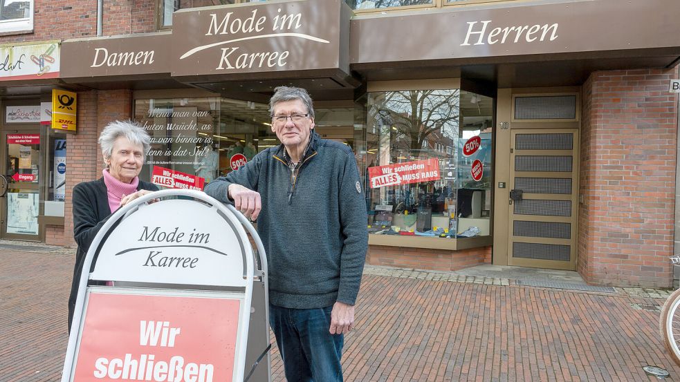 Ursula und Gerhard Teerling schließen ihr Geschäft „Mode im Karree“. Foto: Klaus Ortgies