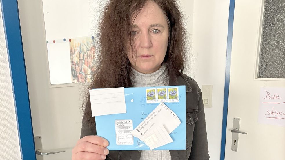 Ein Brief, der den Sohn nicht erreicht hat: Regina Meyer zeigt den ungeöffnet zurückgekommenen Umschlag. Adressdaten wurden unkenntlich gemacht Foto: Horst Kruse