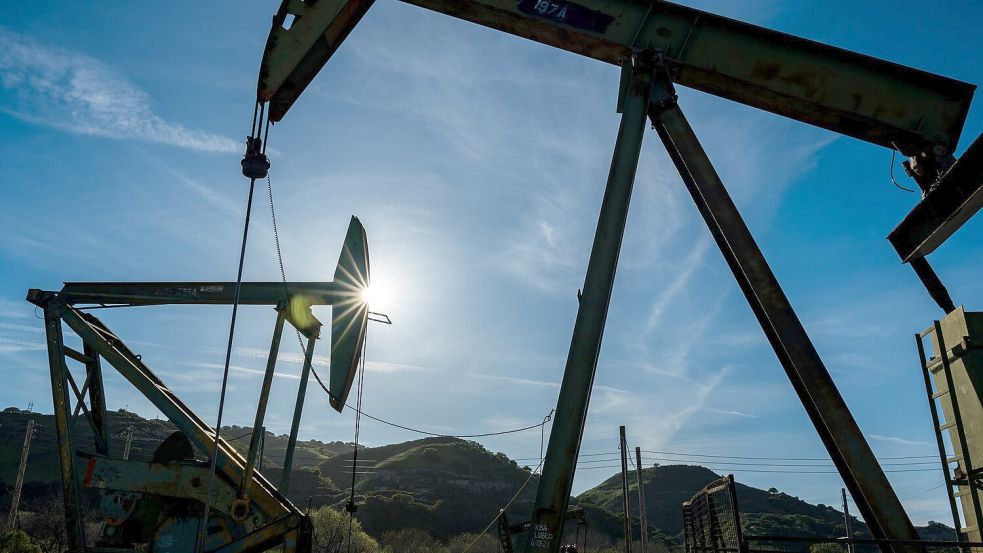 Der Ölpreisschock trifft Firmen und hat die Inflation in Deutschland schon im März nach oben getrieben Foto: Nic Coury/AP/dpa