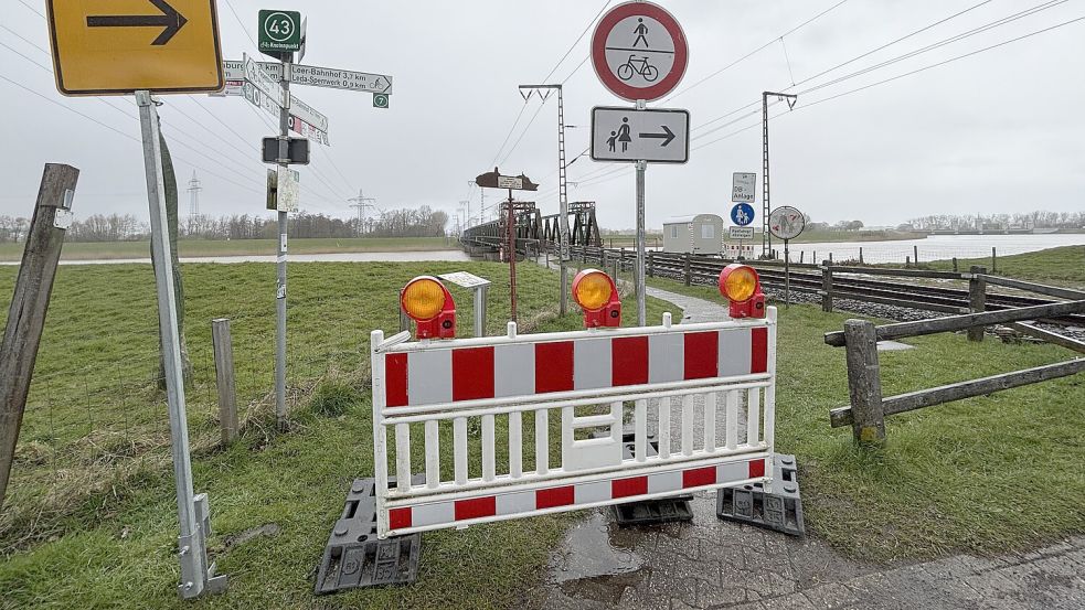 Die Eisenbahnbrücke (Foto) über die Leda, die die Gemeinde Westoverledingen und die Stadt Leer miteinander verbindet, ist aktuell voll gesperrt worden. Weil auch das benachbarte Leda-Sperrwerk gesperrt worden ist, müssen Radfahrer und Fußgänger einen längeren Umweg in Kauf nehmen. Sie müssen jetzt über die Leda-Brücke. Foto: Carsten Ammermann