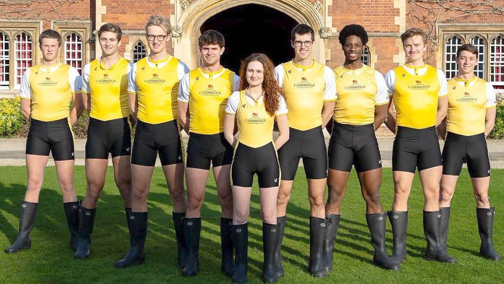 Leonard Brahms (Dritter von links) stellte sich mit seinem Team zum Gruppenbild. Das Team wurde von einem Sponsor mit traditionellen Gummistiefeln ausgestattet, da es bei diesem Rennen keinen Steg zum Einstieg gibt. Foto: Privat