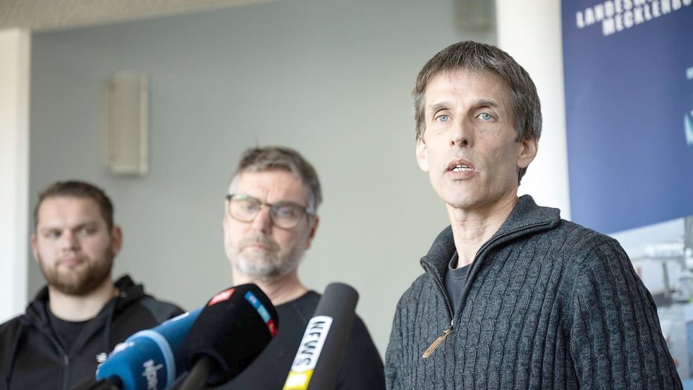 Burkard Baschek (r), Direktor des Deutschen Meeresmuseums, und Greenpeace-Meeresbiologe Thilo Maack (M) sprechen in Wismar zur Presse. Foto: Philip Dulian