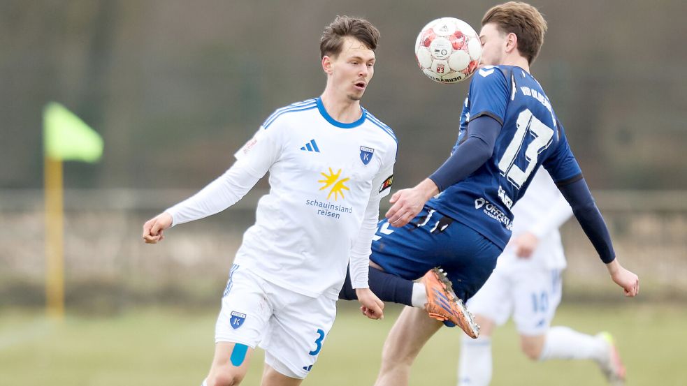 Nick Stepantsev (links) zählte beim Emder Auswärtssieg in Schöningen zuletzt zur Kickers-Startformation. Archivbild: Doden/Emden