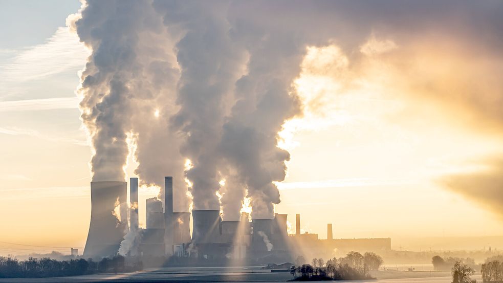 Für den Ausstoß von CO2 müssen in der EU entsprechende Zertifikate gekauft werden. Die EU-Kommission will dafür nun einen größeren Puffer gewähren. Foto: IMAGO/Wienold