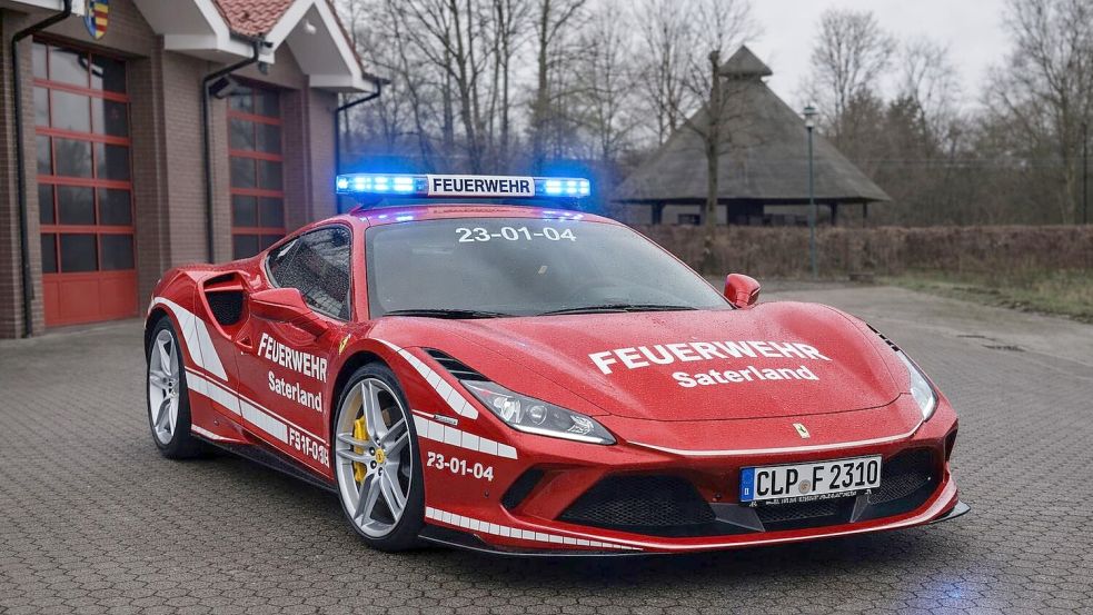 Bürgermeister Thomas Otto kündigt ein „besonders schnelles“ Leitfahrzeug für die Feuerwehr im Saterland an – damit die Helfer bei langen Wegen angeblich noch schneller am Einsatzort sind. Foto: Thomas Otto/Facebook/KI-generiert