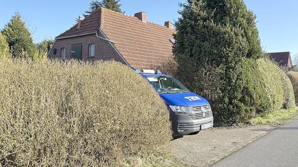 In der Auffahrt des Wohnhauses steht ein THW-Fahrzeug. Foto: Susanne Ullrich