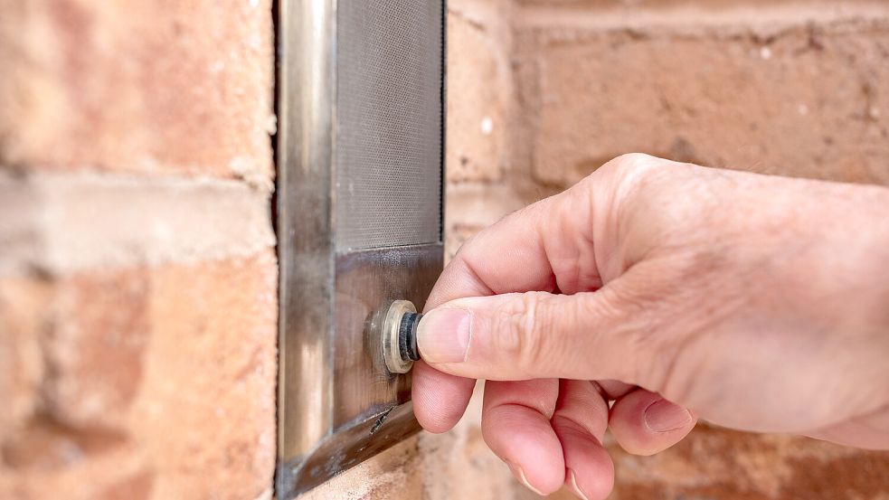 Wer klingelt da? An der Haustür werden potenzielle Kunden immer wieder unter Druck gesetzt oder manipuliert. Zuletzt gab es einen Fall in Leer. Foto: Scott Habermann/stock.adobe.com