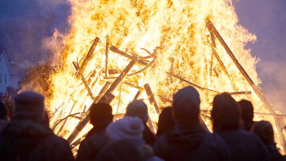 In vielen Orten Ostfrieslands werden an diesem Sonnabend wieder Osterfeuer abgebrannt. Symbolfoto: Georg Wendt/DPA