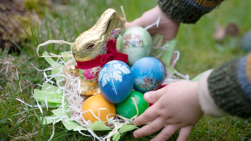 Ostereier lassen sich nach der Vorhersage des Deutschen Wetterdiensts im Trockenen suchen. Foto: Hendrik Schmidt