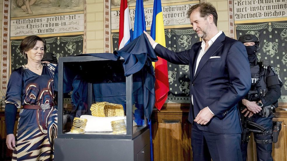 Der goldene Helm von Cotofenesti und zwei Armbänder sind wieder da: Die leitende Staatsanwältin Corien Fahner und Museumsdirektor Robert van Langh enthüllen die Exponate am Donnerstag bei einer Pressekonferenz in Assen. Foto: Sem van der Wal/ANP/Imago Images