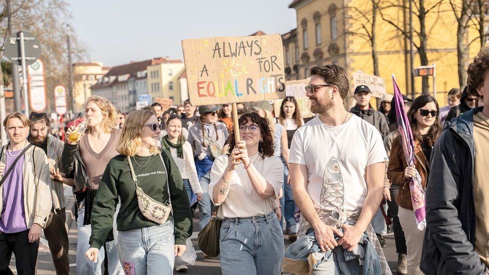 Feministischer Kampftag in Osnabrück: Am Sonntag, 8. März, stand für rund 600 Menschen das Thema Gleichberechtigung im Vordergrund. Foto: Lauren Rote