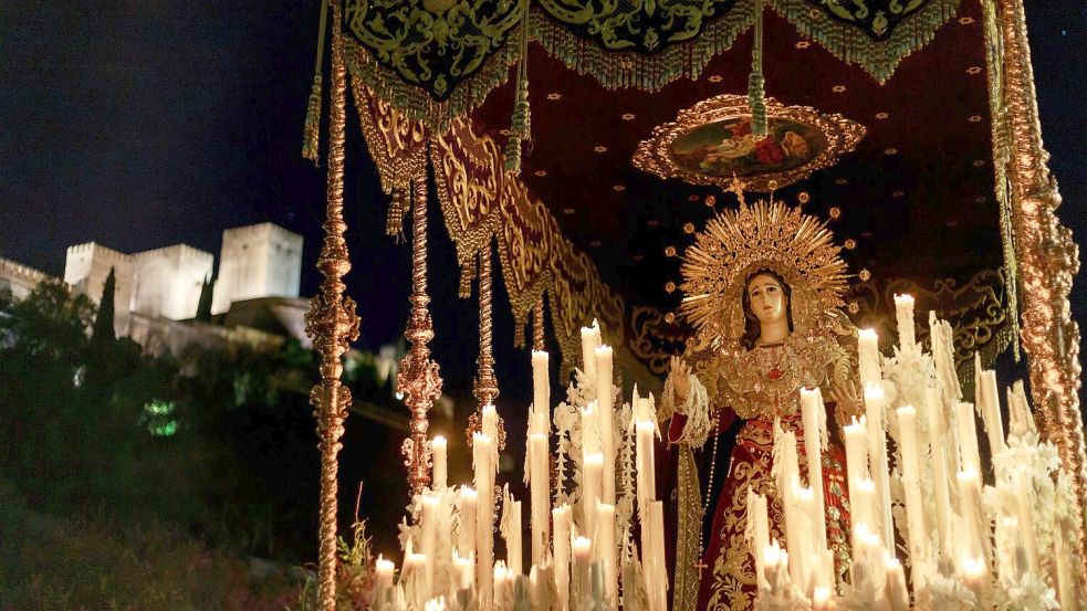 Besonders eindrucksvoll sind die Prozessionen im Süden Spaniens. Foto: Álex Cámara/EUROPA PRESS/dpa