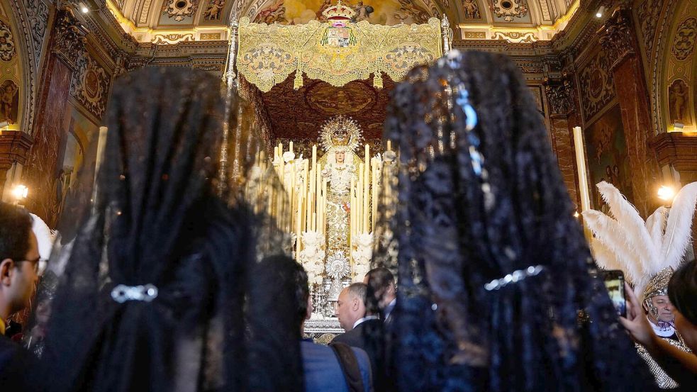 Hunderttausende säumen die bei den traditionsreichen Osterprozessionen in Spanien die Straßen, Millionen verfolgen die Umzüge am heimischen Fernseher. Foto: Joaquín Corchero/EUROPA PRESS/d