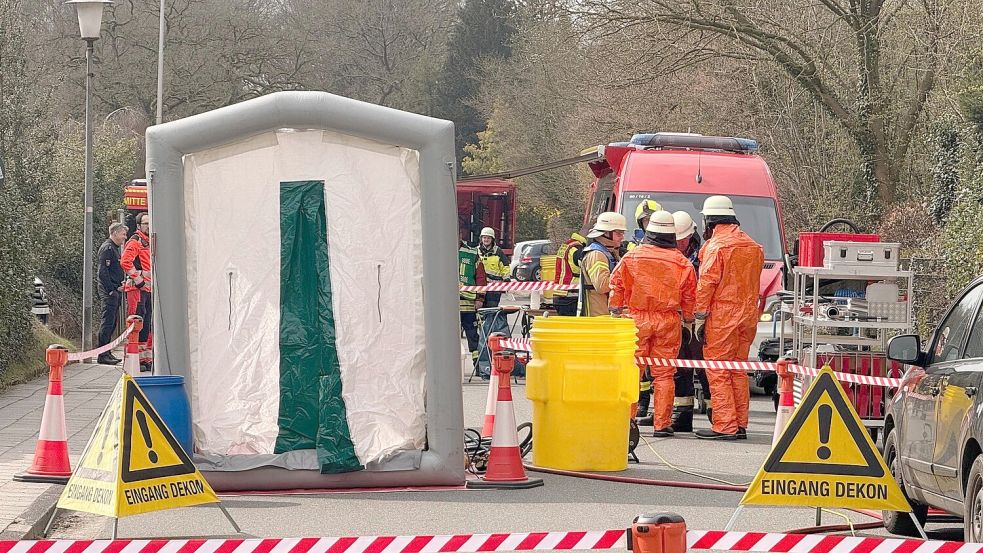 Unter Schutzmaßnahmen wurde der Behälter gesichert. Foto: Feuerwehr