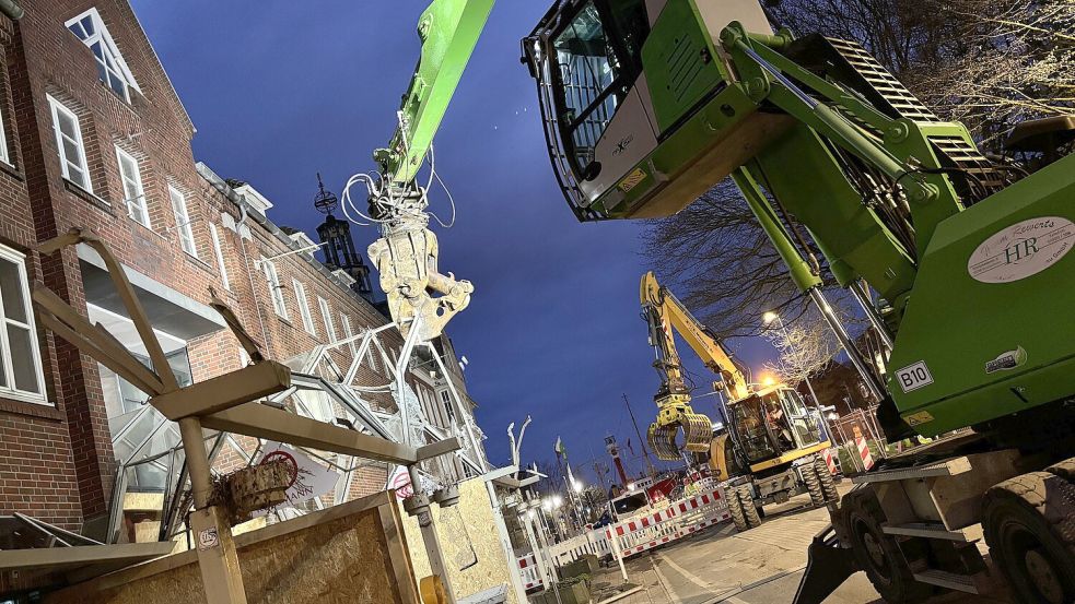 Knabbern im Dunkeln: Hier durchtrennt die Schrottschere das letzte Galerie-Element. Fotos: Stephanie Schuurman