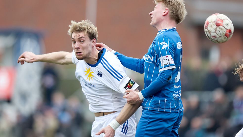 Für Peer Mahncke (links) und Kickers Emden gab es in Bremen nichts zu holen. Foto: Doden/Emden